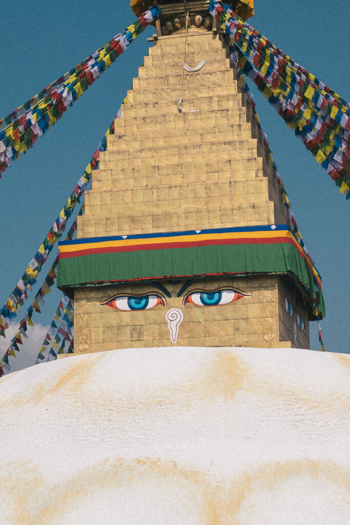 仏塔の上部に描かれた智慧の目と、鼻の位置にあるネパール数字の1（エク）のシンボル