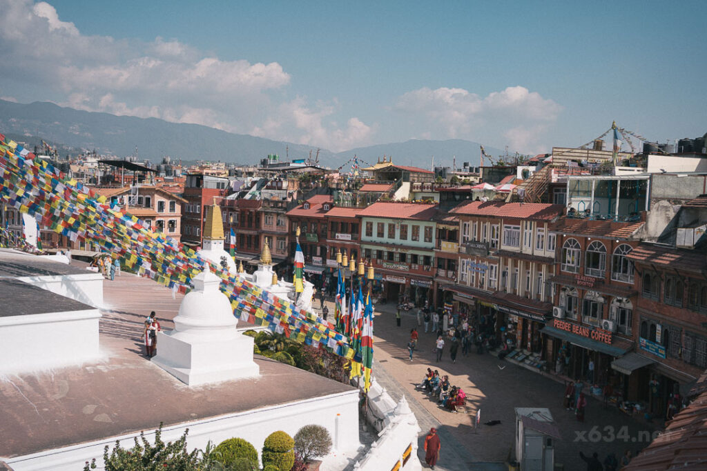 屋上のカフェテラスから見下ろすボウダナートの仏塔と広場