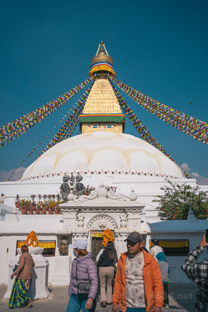カトマンズにある巨大な白い仏塔、ボウダナート・ストゥーパの全景