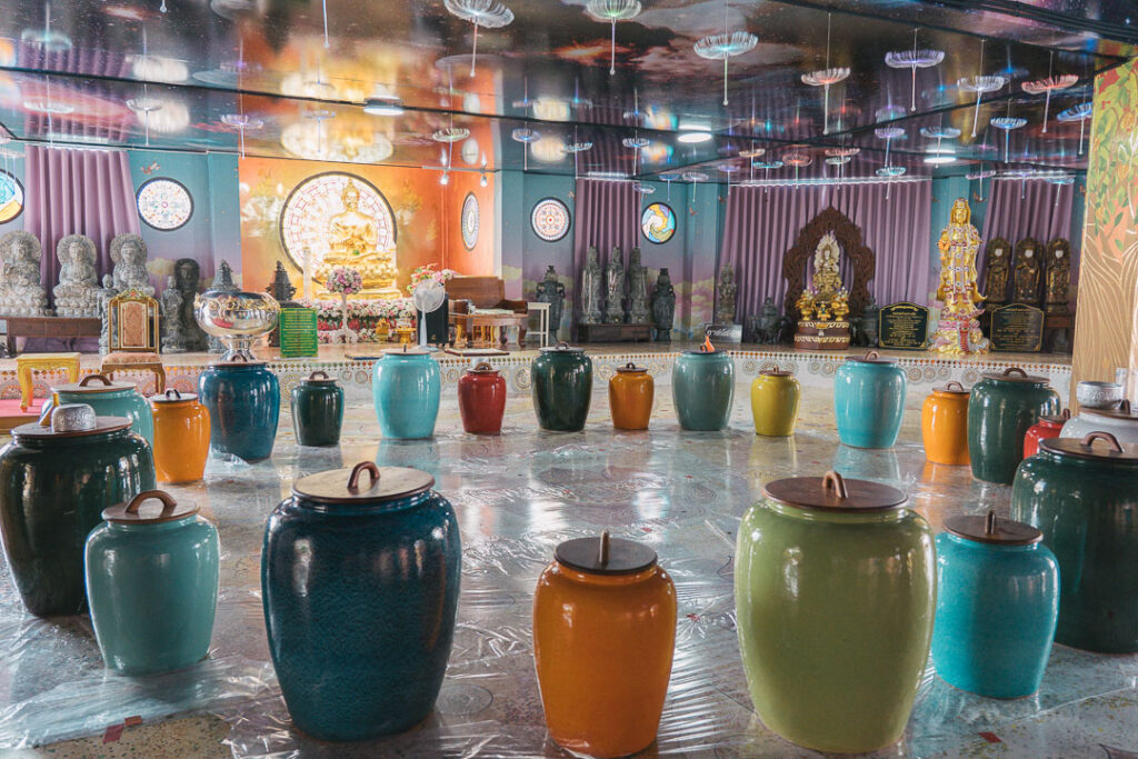 ワット・プラタート・パーソーンケーオ仏塔内の現代アート作品のような空間