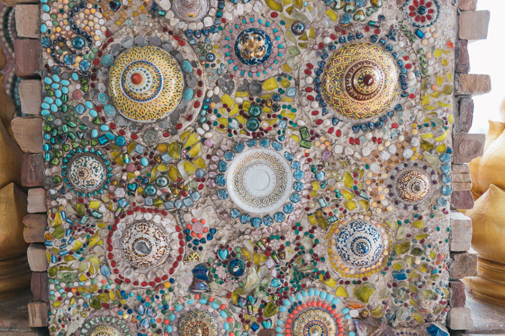 無数の陶器の破片で覆われたモザイク装飾の仏塔のモザイク