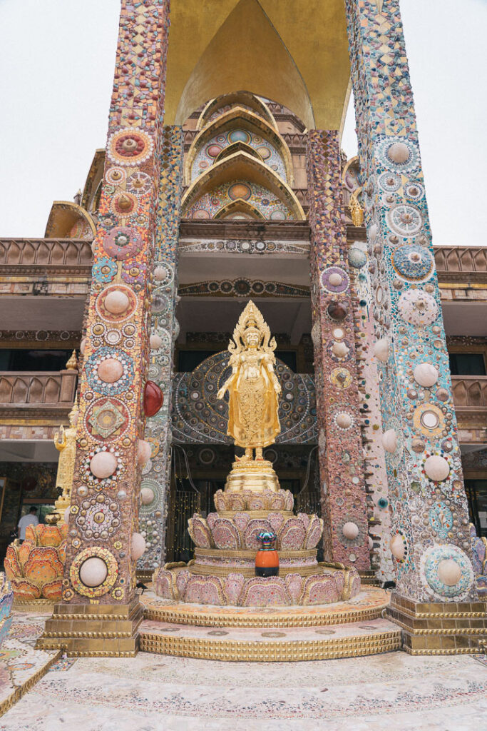 無数の陶器の破片で覆われたモザイク装飾の仏塔。多様な人々の徳を象徴。