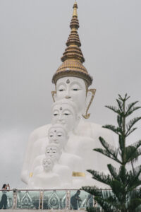 ワット・プラタート・パーソーンケーオの5体の白い仏像。大小が前後に連なる配置。