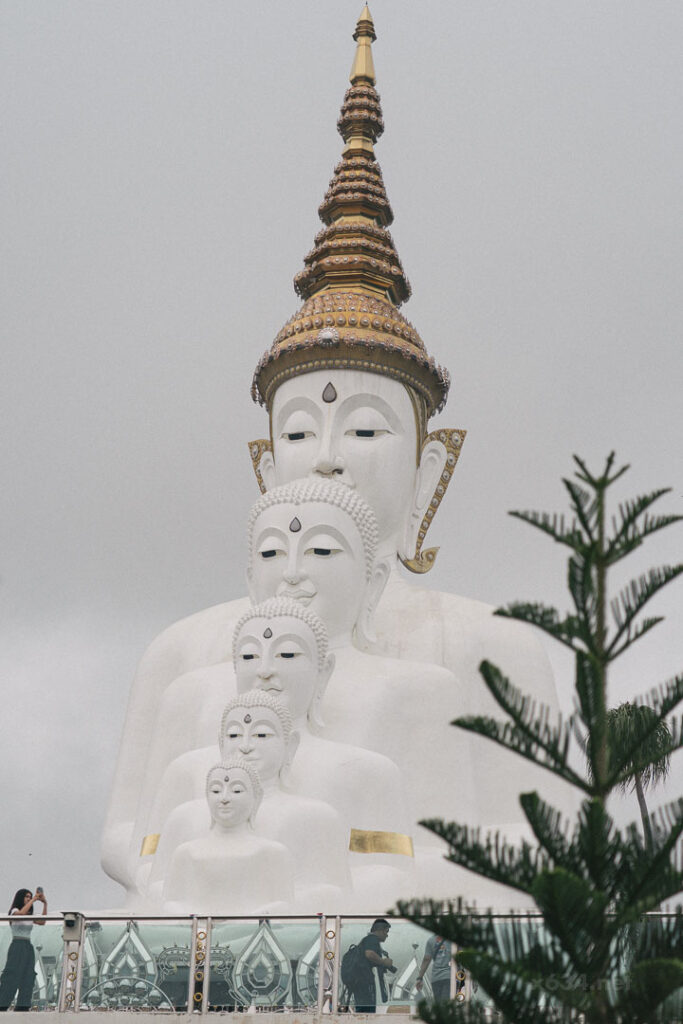 ワット・プラタート・パーソーンケーオの5体の白い仏像。大小が前後に連なる配置。