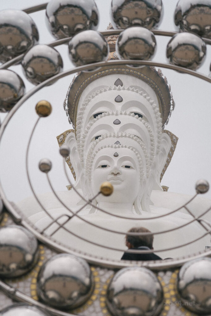 ワット・プラタート・パーソーンケーオのアート作品のような5体の白い仏像