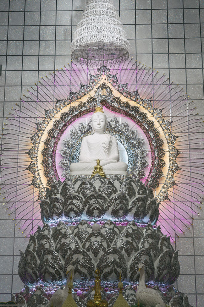 仏像内部のキラキラの仏像