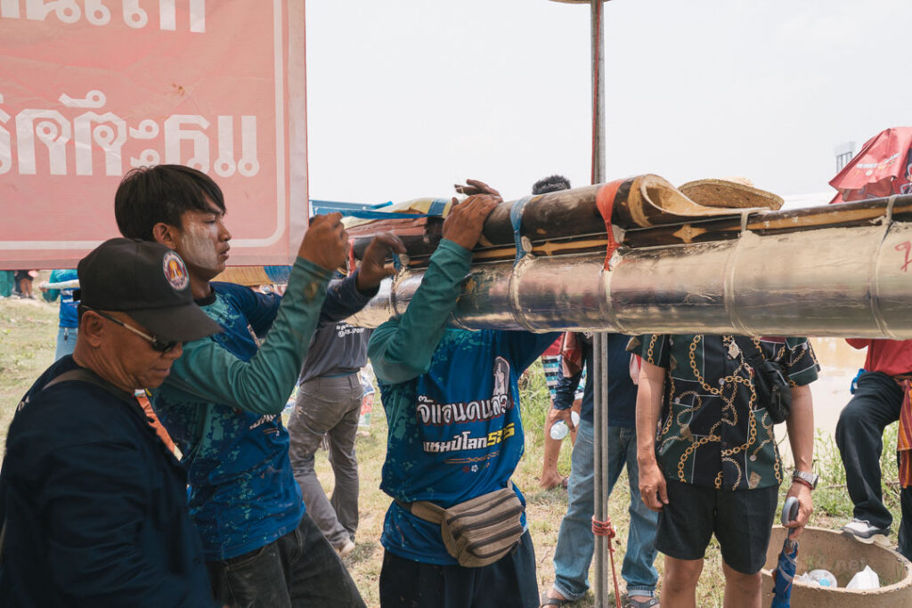 手作りロケットを慎重に運びながら最終調整をする人たち