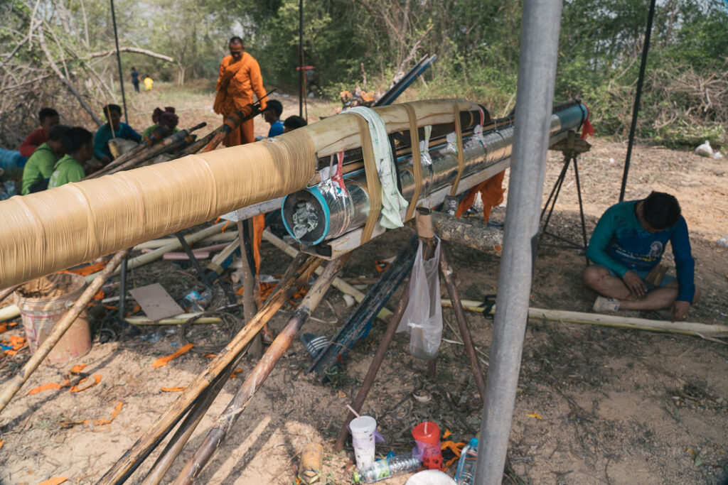 ヤソートーンのロケット祭りに向けて、ロケットを準備している