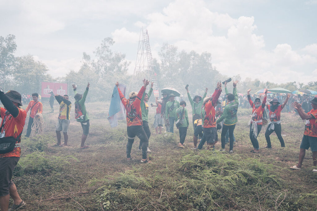 ロケット打ち上げが成功した直後、喜ぶおそろいTシャツの人たち