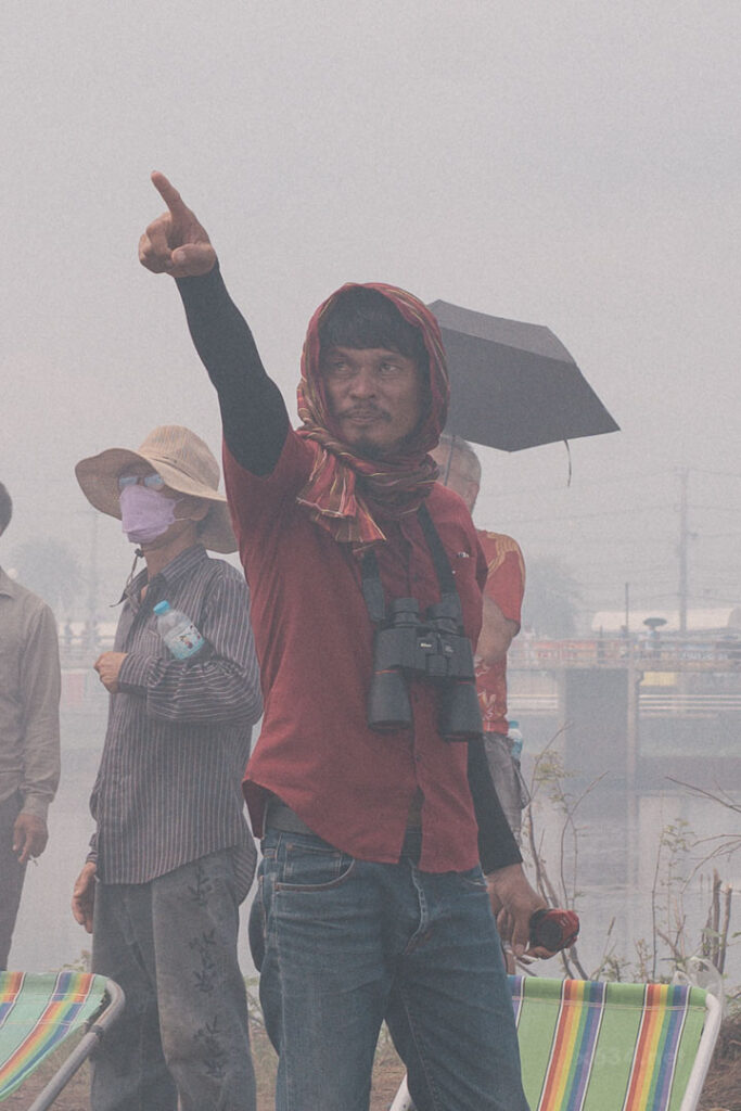 ロケットの様子を真剣になって見ている観客