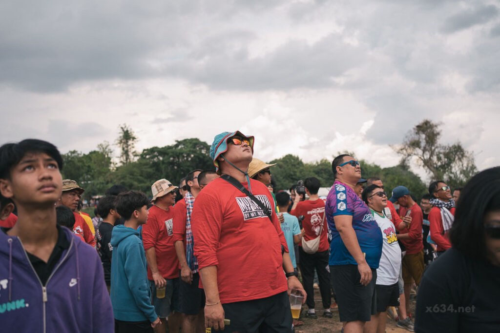 ロケットの様子を心配そうに見つめる人たち