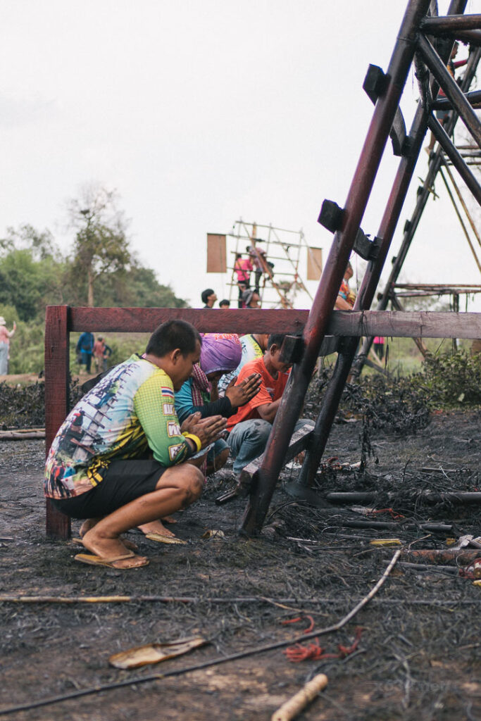 ブン・バンファイのロケット発射直前、手を合わせて祈るチームメンバー