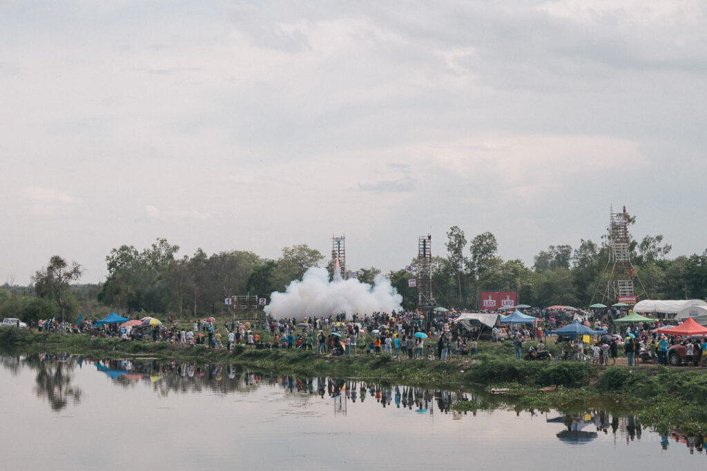 ブン・バンファイのロケット発射直前を遠くから撮った写真