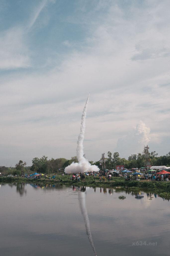 遠くからみても巨大で迫力のあるヤソートーンのロケット祭り