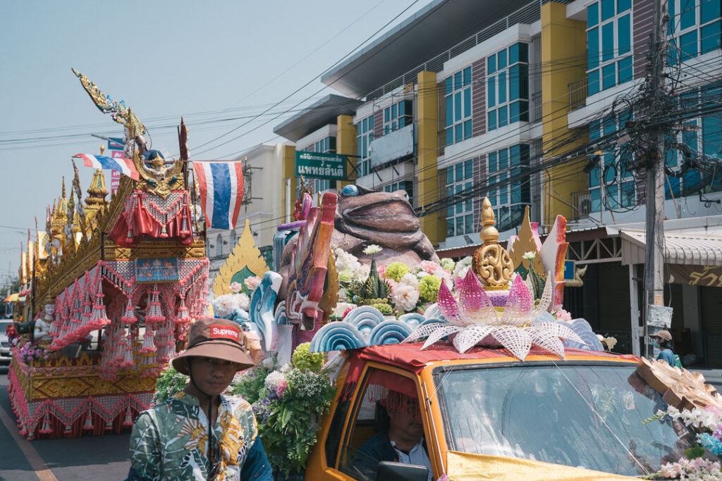 ヤソートーンのメインストリートを練り歩くパレードの風景