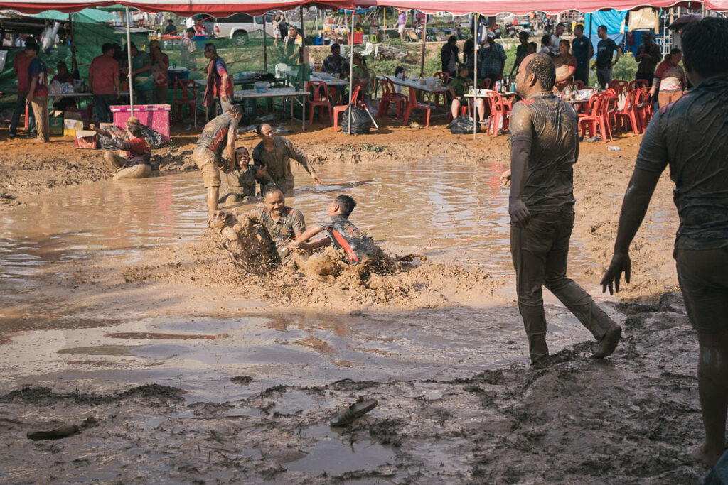 泥まみれになって楽しむ観客