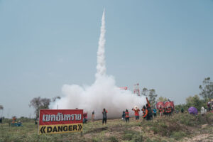 ヤソートーンのロケット祭りの、今まさにロケットが発射した瞬間