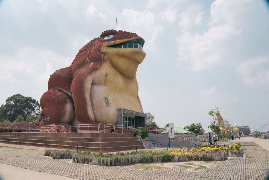 ロケット祭りの神話を象徴する、資料館に設置された巨大なヒキガエル王の像