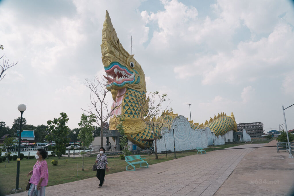 ロケット祭りの神話を象徴する、資料館に設置された巨大なナーガの像