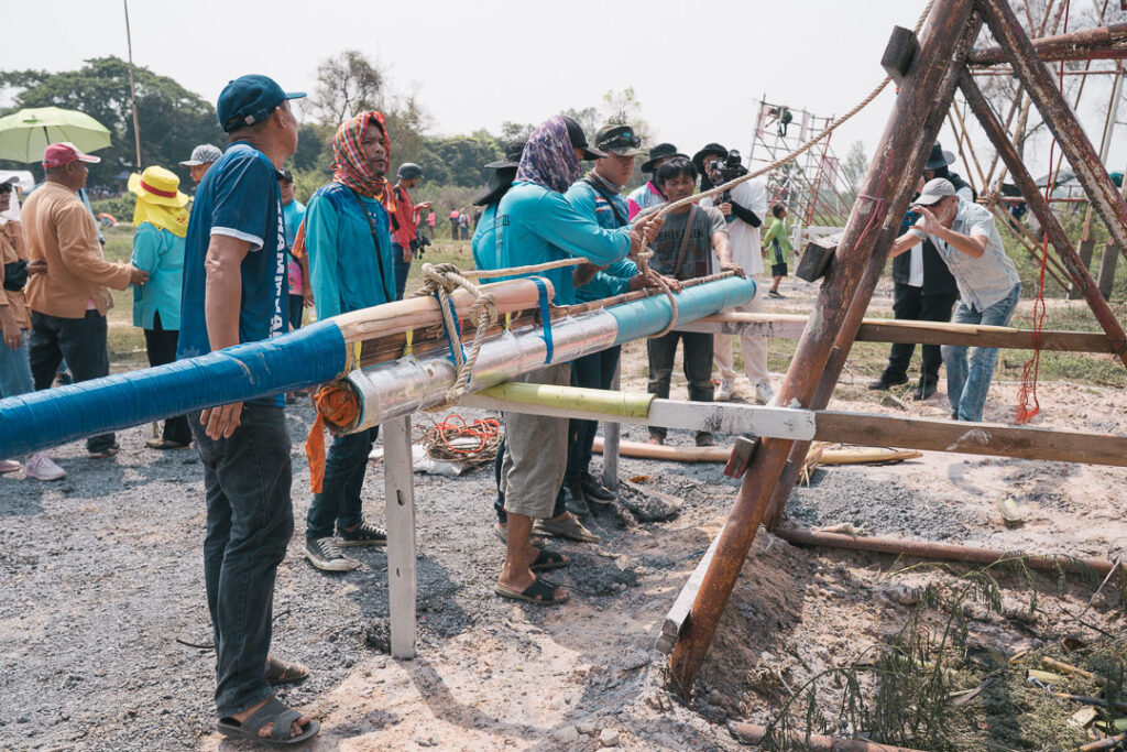 ヤソートーンのロケット祭りで打ち上げ準備をする人たち