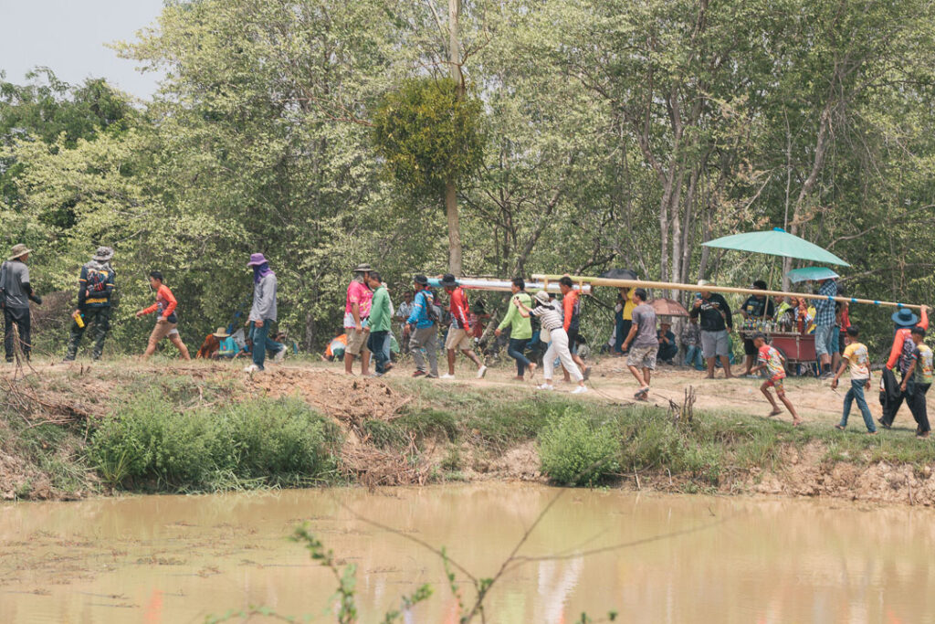 100キロ以上もある手作りロケットを運ぶ人たち